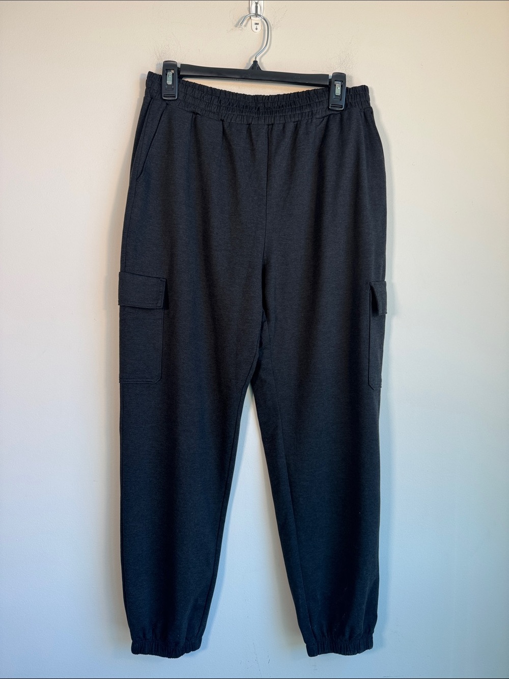 Vuori Boyfriend Cargo Sweatpant in Black Heather - M - Picture 3 of 6